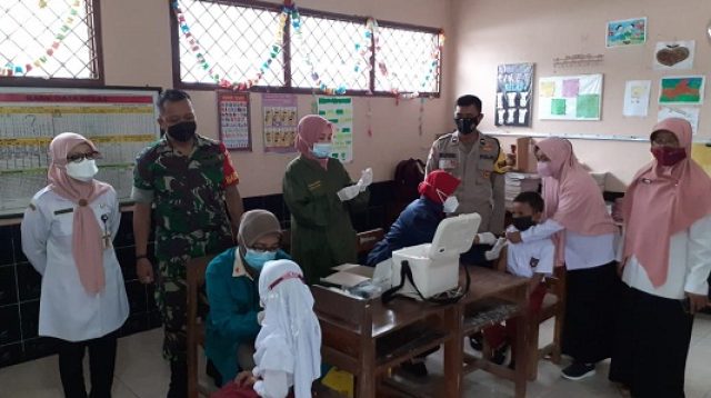 Antusias Anak SD Jenengan Saat Vaksin Didampingi oleh TNI Polri