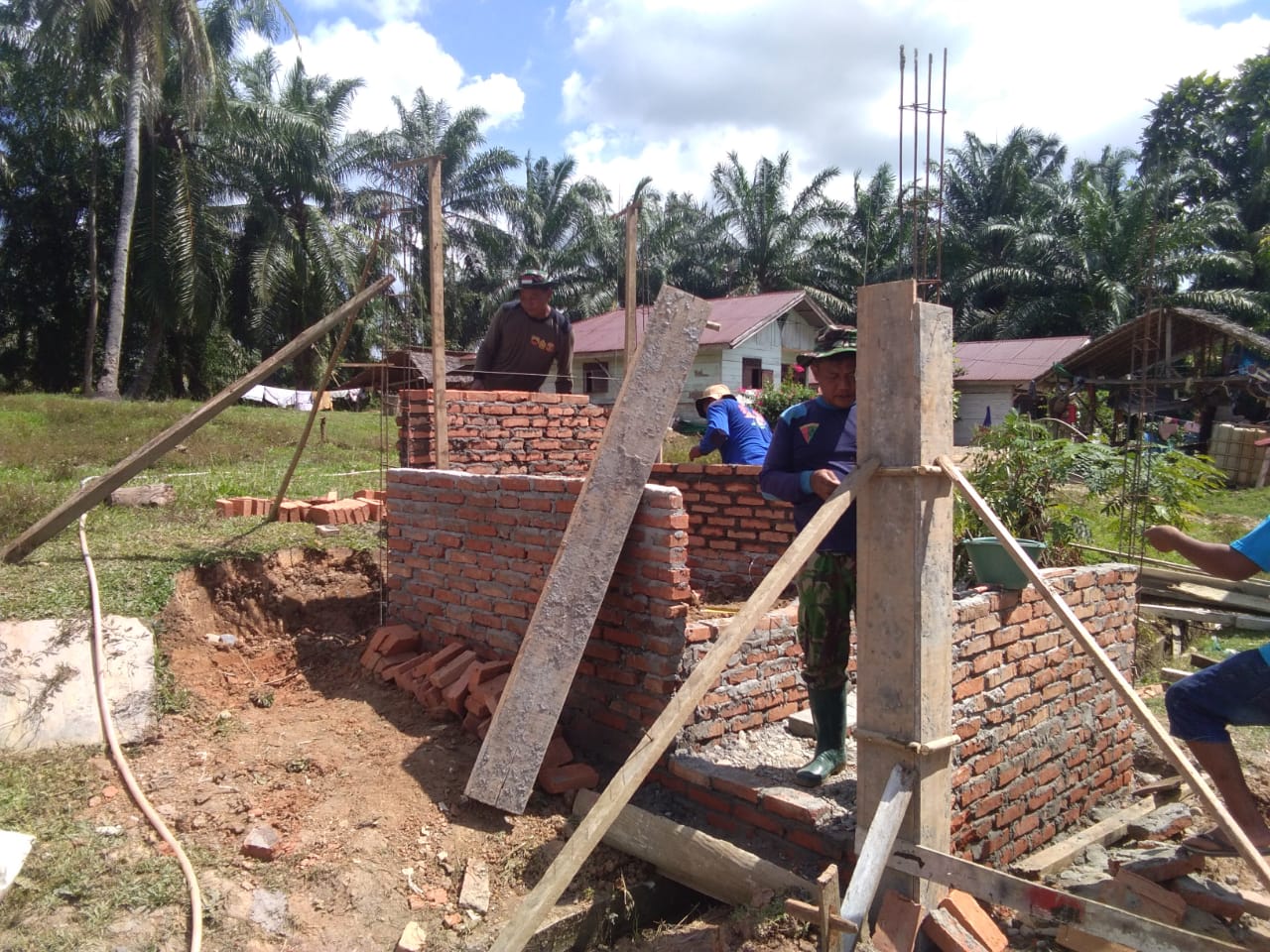 Pembangunan Tempat Warga Ronda Tersebut Dilaksanakan Personel Kodim 0203/Langkat, Sabtu (30/04/2022), (Foto: BN/AL)