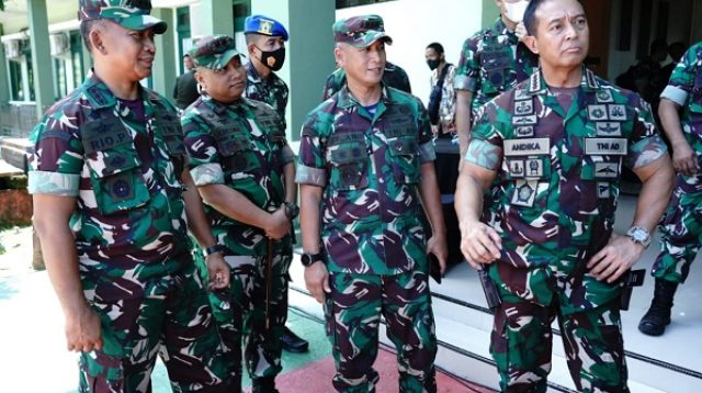 Panglima TNI Bersama Pangdam Hasanuddin Tinjau Perumahan Prajurit Korem 142/Tatag