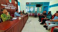Sinergitas Anggota Satgas Yonif 144/JY Beserta Forkompimca Menghadiri Rapat di Balai Desa