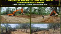 Satgas Dibantu Alat Berat Alat Berat Excavator Melaksanakan Perbaikan Jalan, Minggu (15/05/2022), (Foto: BN/AL)