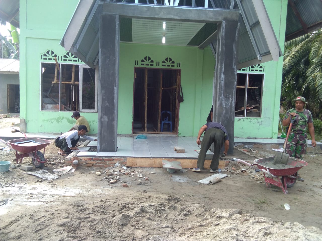 Satgas Saat ini Melanjutkan Pemasangan Keramik Lantai Teras Gereja, Sabtu (21/05/2022), (Foto: BN/AL)