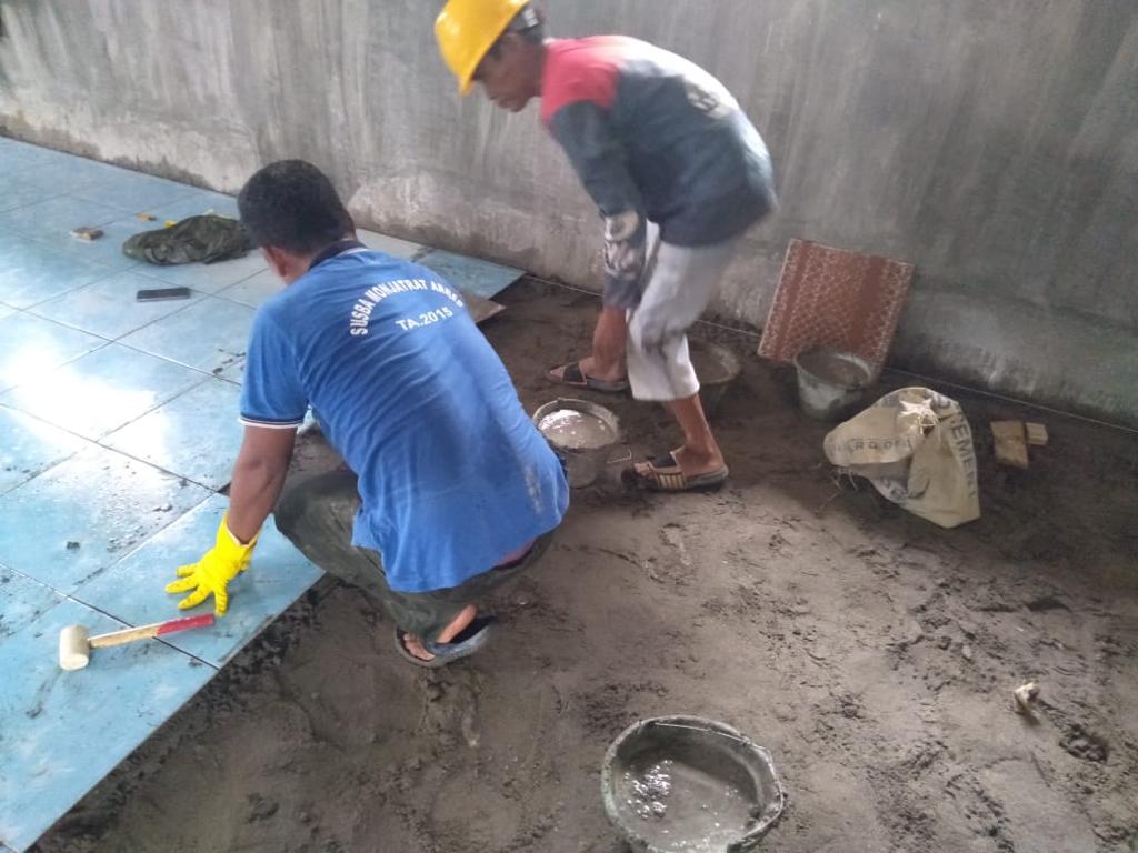 Rehab Madrasah Saat ini Telah Melakukan Pemasangan Keramik Lantai, Kamis (26/05/2022), (Foto: BN/AL)