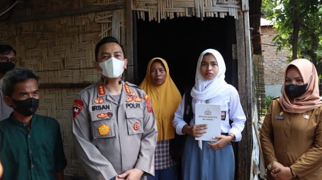 Sambut HUT Bhayangkara ke-76, Kapolresta Deli Serdang Berikan Bantuan Beasiswa buat Anak Putus Sekolah