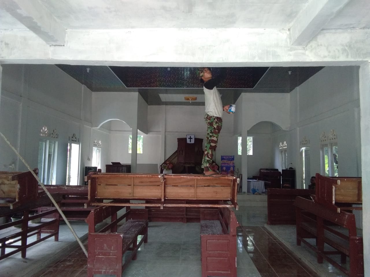 Personel Satgas Melanjutkan Pekerjaan Mengecat Dinding Dalam Gereja, Sabtu (04/06/2022), (Foto: BN/AL)