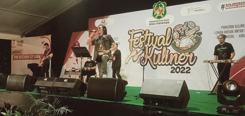 Vokalis D Not 7 Minor Tampil Memukau dalam Pembukaan Festival Kuliner 2022