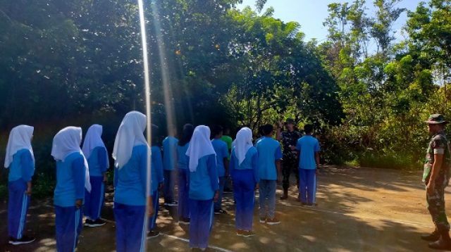 Pemberian Pelatihan Paskibraka di SMAN Wakasihu Maluku Tengah