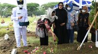Kasal Menghadiri Pemakaman 2 Pilot Pesawat Latih Bonanza TNI-AL