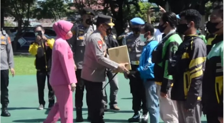 Polda Gorontalo Salurkan 3300 Paket Sembako kepada Masyarakat