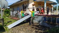 Perbaiki Rumah Dinas Pendeta Sahulau Dibantu oleh Satgas Yonarmed 1 Kostrad
