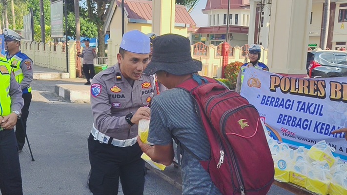Polres Binjai Membagikan Takjil kepada Masyarakat Sebagai Bentuk Kepedulian di Bulan Suci Ramadhan 1447 H